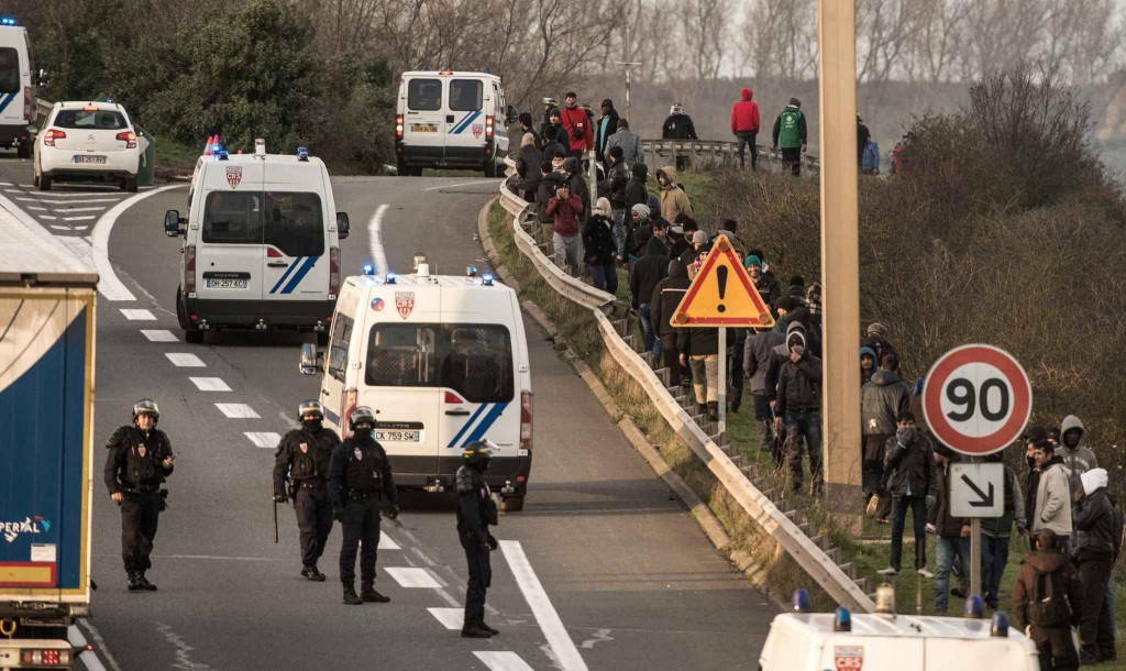 2048x1536-fit_des-heurts-ont-oppose-migrants-et-policiers-sur-la-rocade-portuaire-pres-de-calais