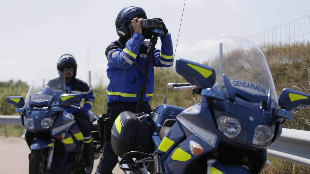 un-gendarme-controle-la-vitesse-avec-un-radar-le-6-juillet-2013-sur-l-autoroute-a6_5336261