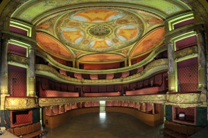 La-salle-du-theatre_page