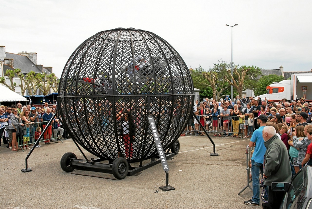 La Boule de la mort a attiré de nombreux spectateurs