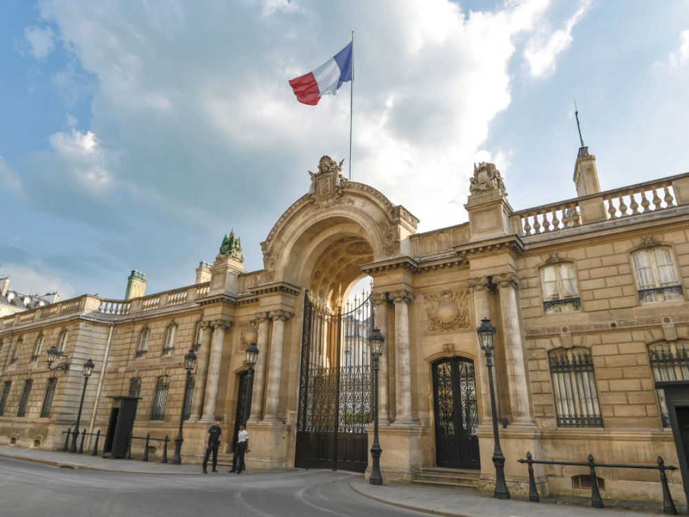 cover-r4x3w1000-5b915ca91cb9c-575-evenement-policemen-stand-guard-outside-the-elysee