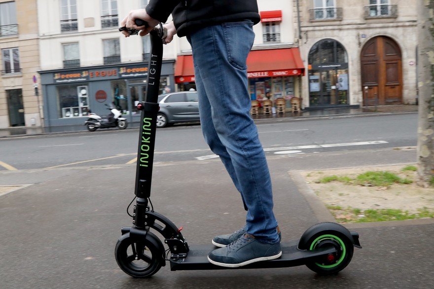 7795144300_un-homme-fait-de-la-trottinette-electrique-a-paris