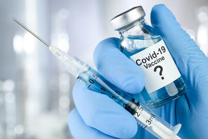 soins-possibles-avec-une-main-dans-des-gants-médicaux-bleus-contenant-du-coronavirus-virus-covid-fiole-vaccinale-concept-de-173655330